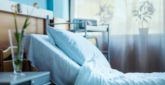 Side view of empty hospital bed in clinic chamber 2024 11 17 20 11 01 utc min